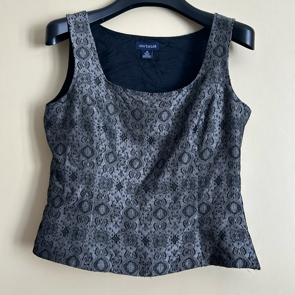 Ann Taylor womens sleevelessโ top size 10 100% silk tank top